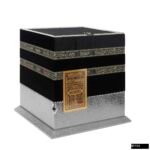 Orta Boy Kare Kabe Maket Kutu 28,5 cm + Orta Boy Arapça Sıvama Kapak Kabe Kuran-ı Kerim + Lüks Tafta Seccade + Cam İnci Tesbih Hediye Seti