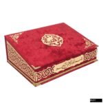 Azra Serisi Kadife Kaplamalı Ahşap Plaket Kutu + Orta Boy Arapça Kadife Kuran + Lüks Tafta Seccade + Taşıma Çantası Hediye Seti